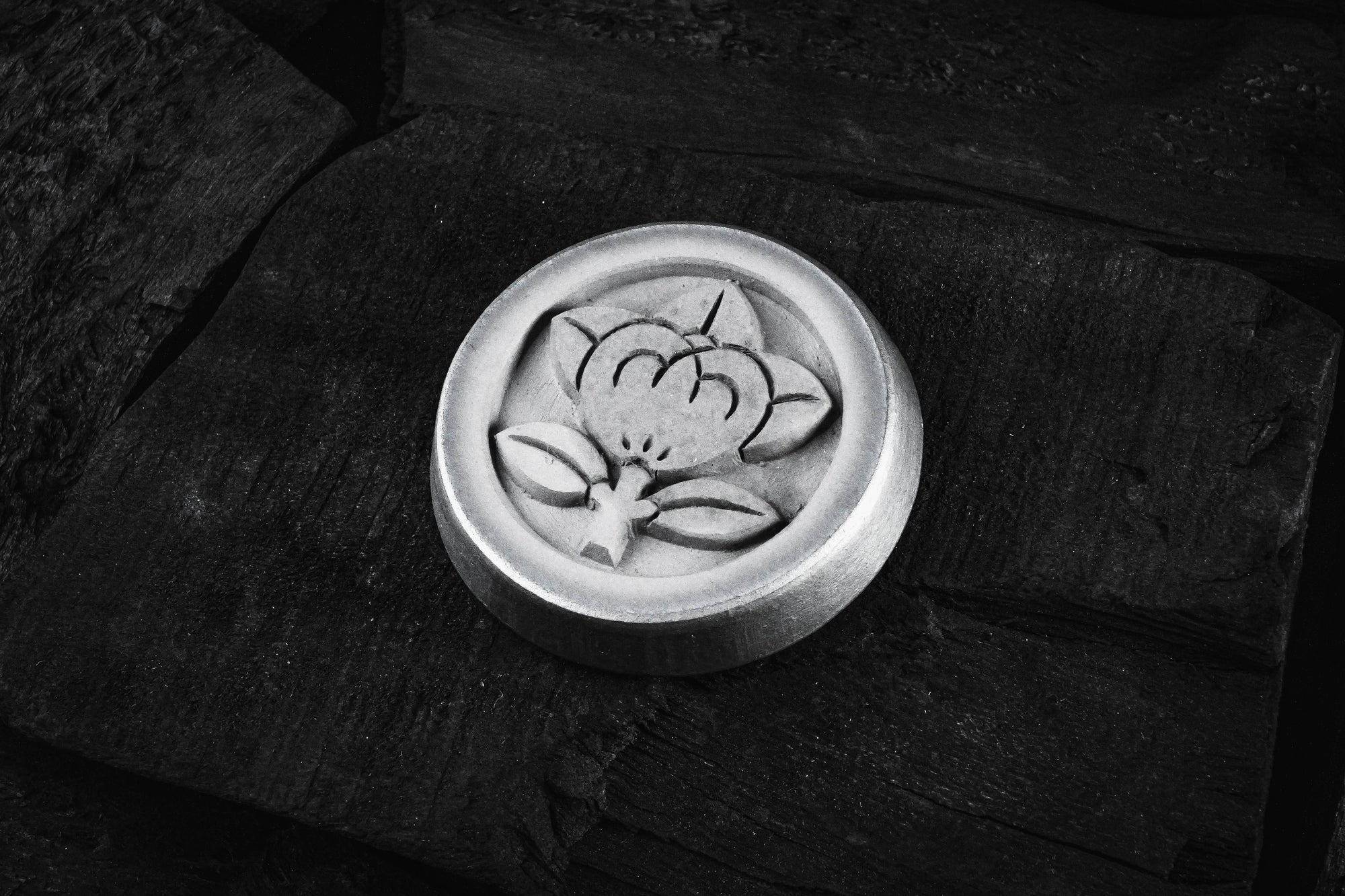 Tachibana-Kamon-Aroma-Plate-Front
