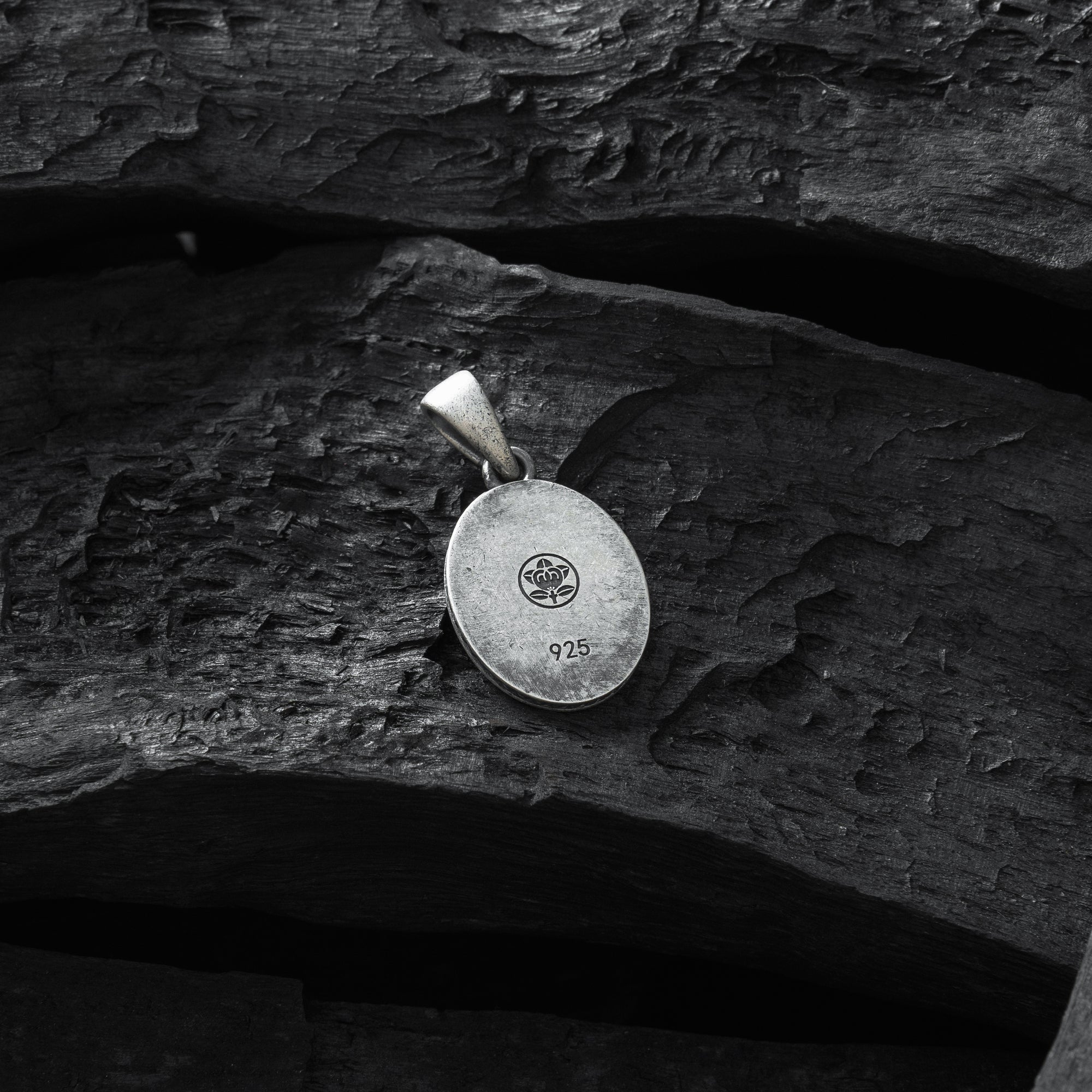 bonji.pendant.back.1